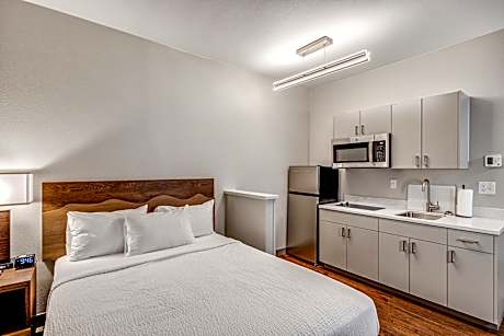 Single Queen Studio with Kitchen