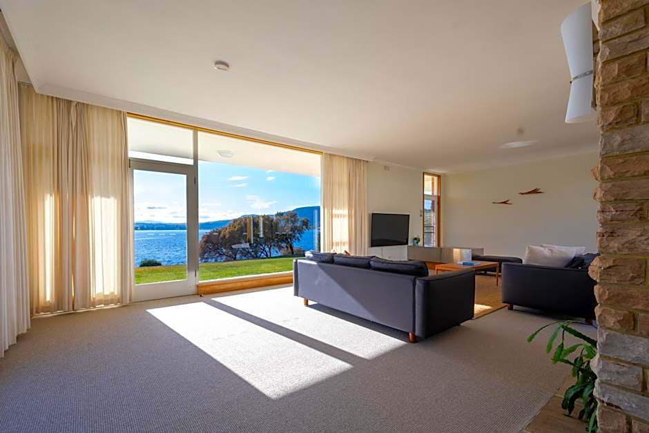 Riverfront Motel & Villas