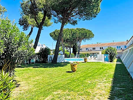 Artemia Aigues-Mortes - Hôtel avec piscine - Bornes électriques - Parking privé - Local vélo-moto