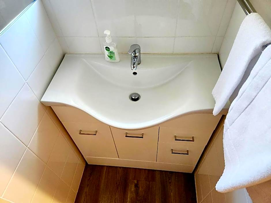 Kelly's Riverside Motel