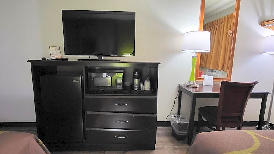 Super 8 by Wyndham Canton/Livonia Area