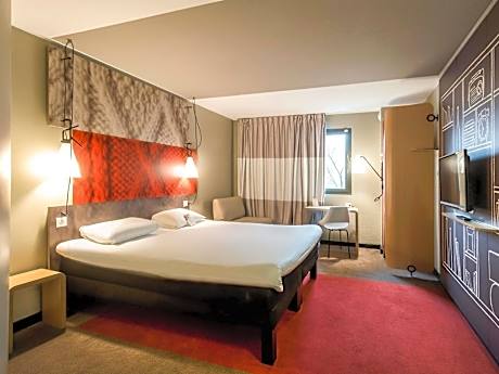 Room with 1 double bed and 1 sofa bed