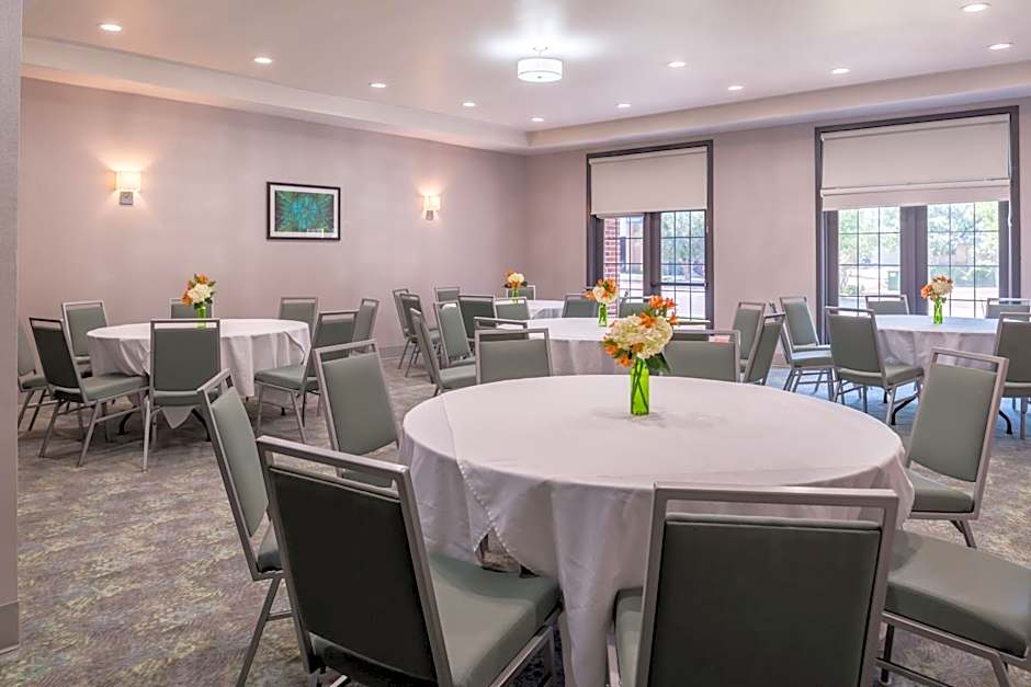 Holiday Inn and Suites Dallas-Addison By IHG