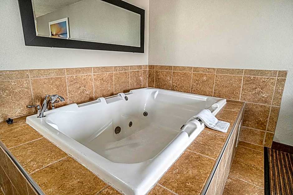 Days Inn & Suites by Wyndham Traverse City