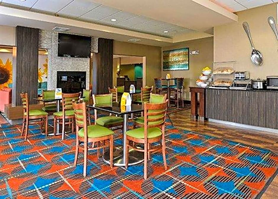 Holiday Inn Express & Suites Junction City