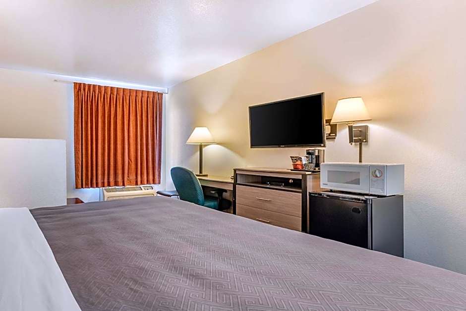 Econo Lodge Pueblo North