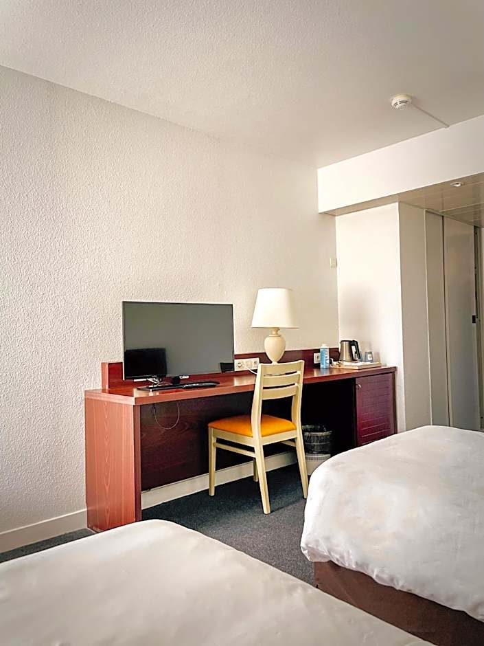 Photo 1 of 4 of Superior 3 Single Beds