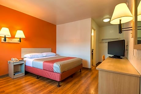 Deluxe Queen Room - Non-Smoking