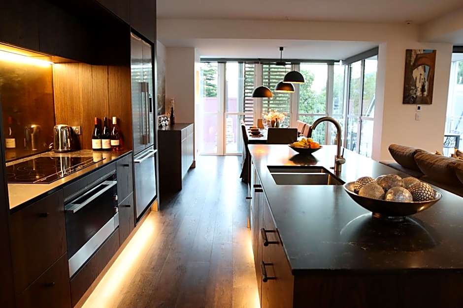 Eichardt's Private Hotel & Lakefront Apartments