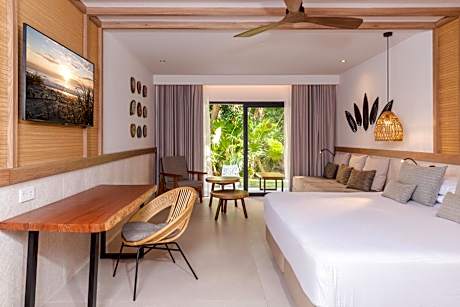 Junior Suite Deluxe Swim Up (2 Adults)