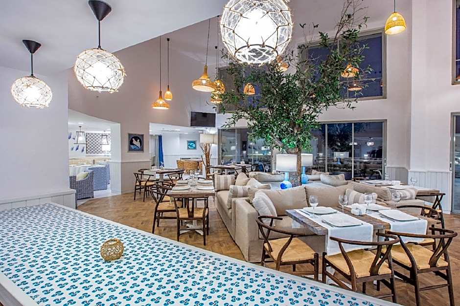 Charisma De Luxe Hotel