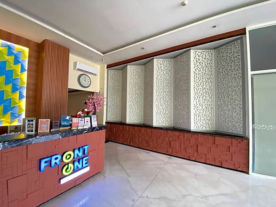 Front One Hotel Purwodadi
