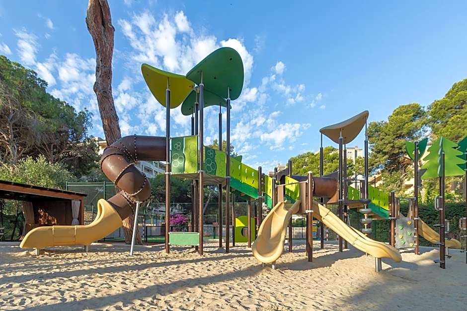 Golden Avenida Family Suites 4*