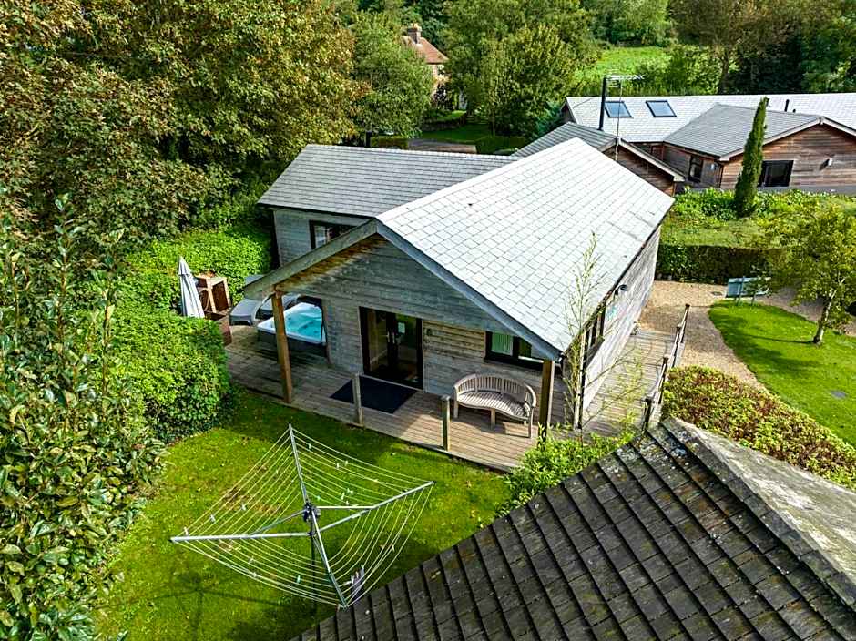 Tor Farm Lodges - Private Hot Tubs, Shared Seasonal Outdoor Pool, Dog Friendly