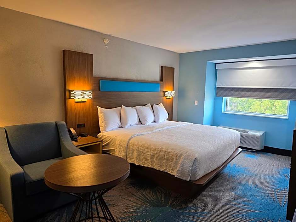 Days Inn & Suites by Wyndham Brandon Amphitheater