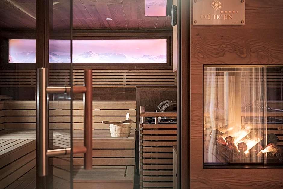 Hotel Norica - Thermenhotels Gastein mit dem Bademantel direkt in die Therme