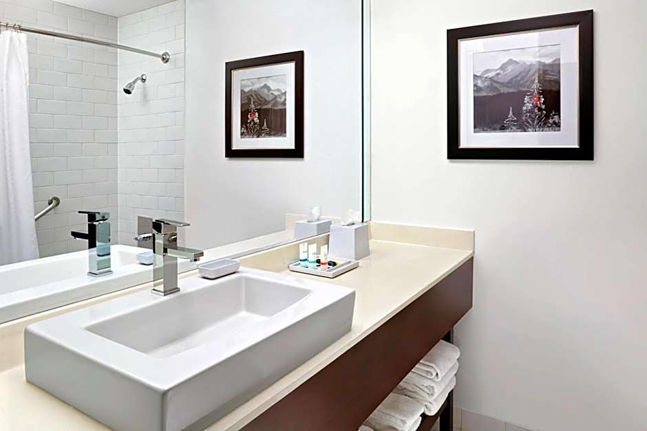 Four Points By Sheraton Hotel & Suites Calgary West