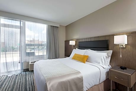 1 Queen Bed Premium Mobility Accessible Room Non-Smoking