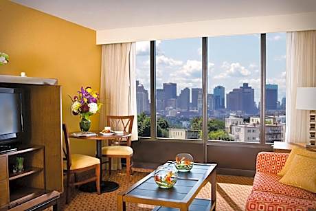 1 Bedroom 2 room Suite, 1 King, Sofa bed