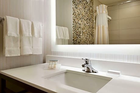 1 King Premium W/In-Room Drinks-Snacks