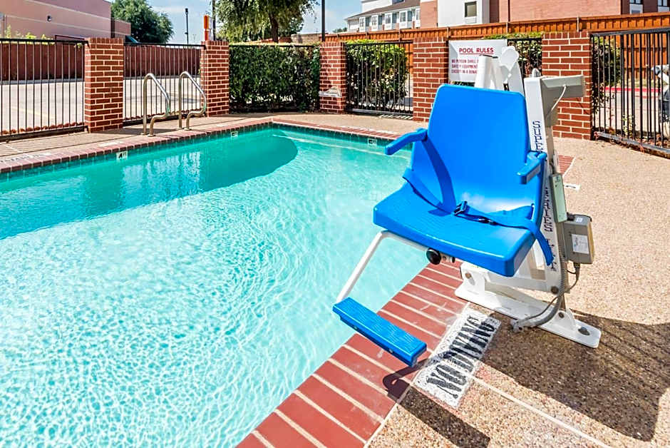 Days Inn & Suites by Wyndham Dallas