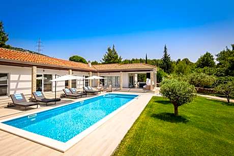 Villa Stella - heated pool, jacuzzi & sauna