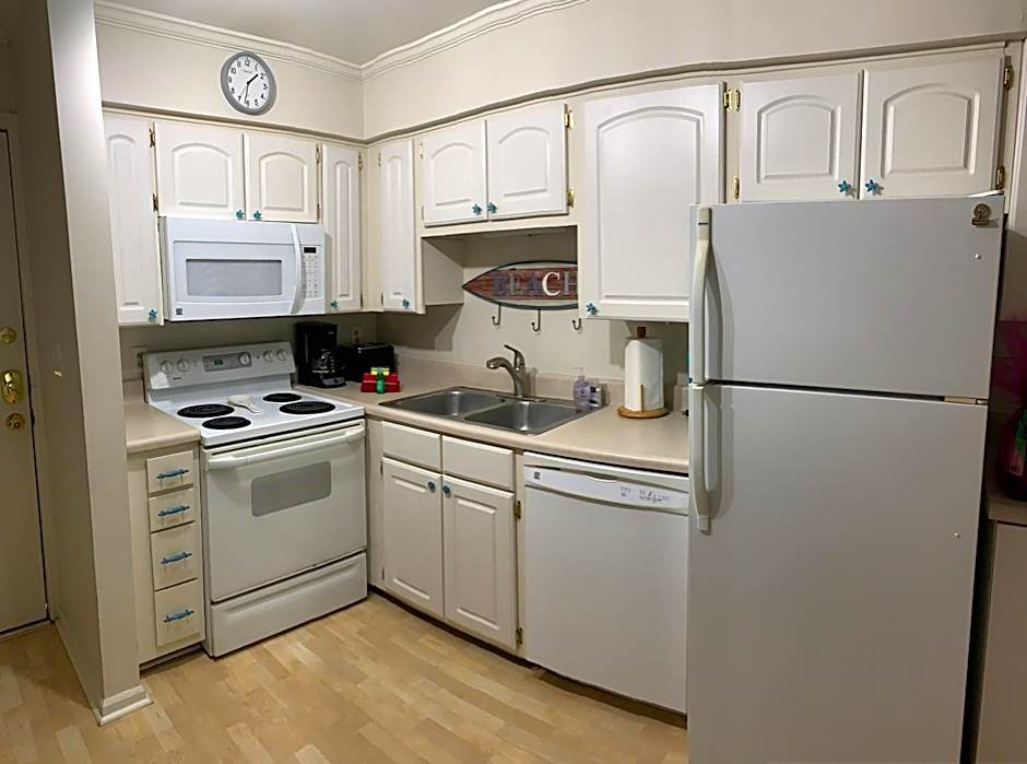 Beautiful Hilton Head Condo, Steps from Ocean, 1st Floor, 2bd / 2ba, and more!