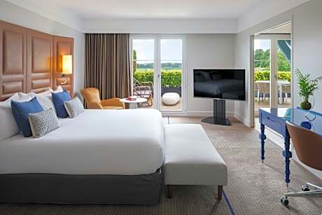 One-Bedroom King Suite with Eiffel Tower View