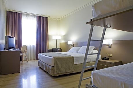 QUADRUPLE ROOM (3 ADULTS + 1 CHILD)