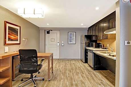 King Suite - Mobility and Hearing Access/Non-Smoking