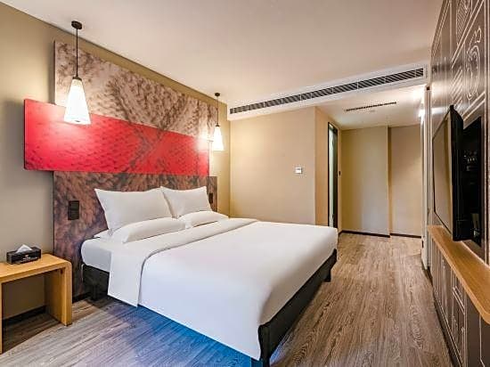 ibis Luoyang Baolong Square Hotel