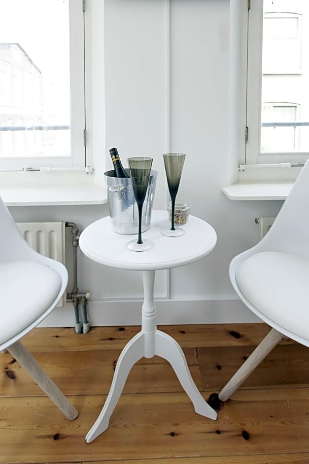 Jordaan Suite bed and bubbles