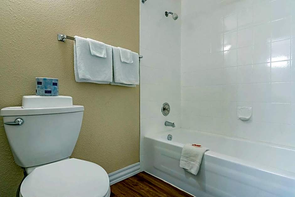 Econo Lodge Inn & Suites