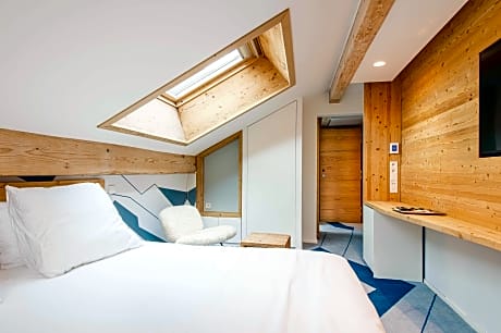 Suite - 1 Queen 2 Single Beds Non-Smoking Communicating Room