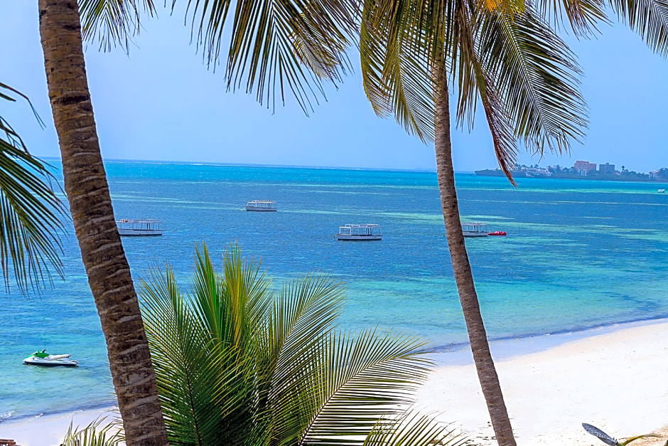 Travellers Beach Hotel & Club