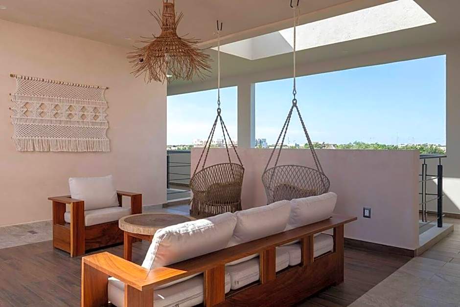 Frida's Artsy Condo with own mural, outdoor tub & rooftop pool