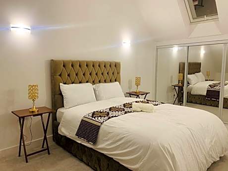 Deluxe En suite Bedroom with free on site parking