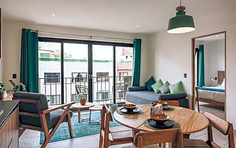 Deluxe Apartment