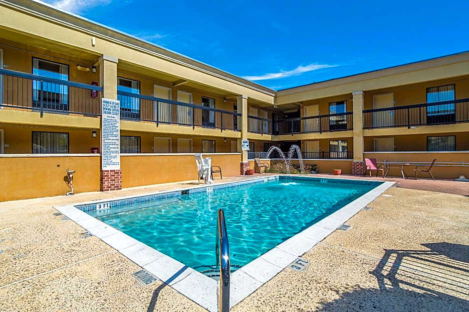 Quality Inn & Suites Conference Center Statesboro Historic District