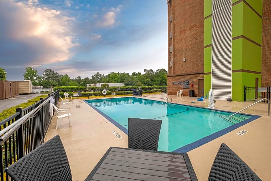 Red Roof Inn & Suites Macon