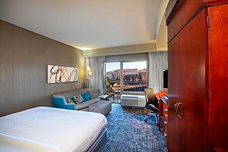 One-Bedroom Queen Suite with Tub - Mobility &amp; Hearing Accessible