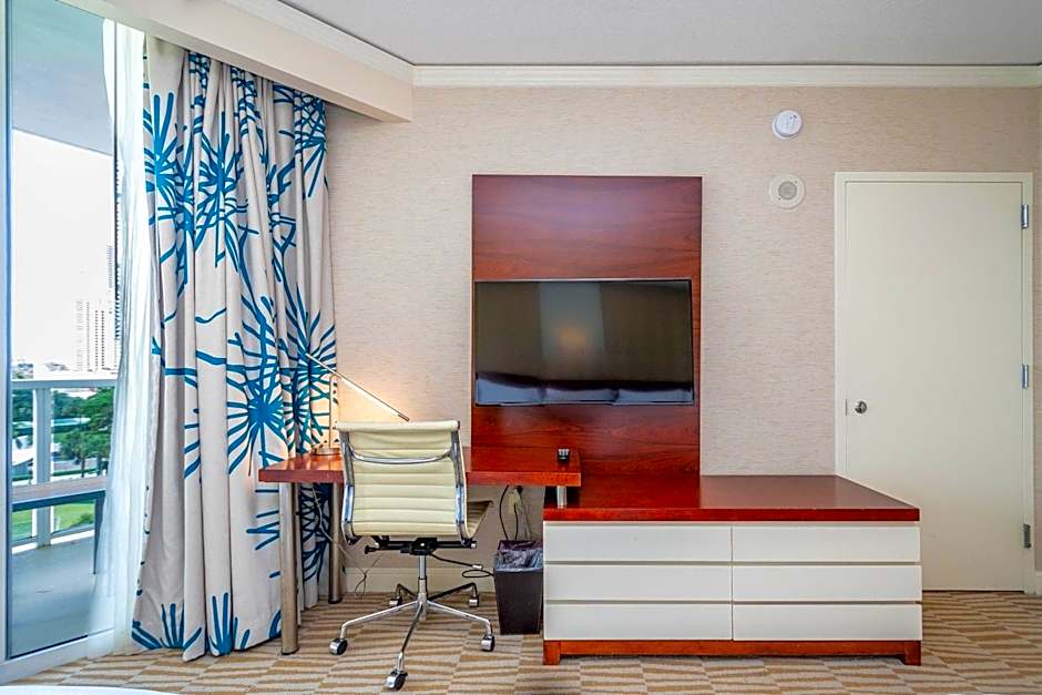 TRUMP INTL 2 BEDROOM APARTMENT 1600 Sqf Ocean and Bay View