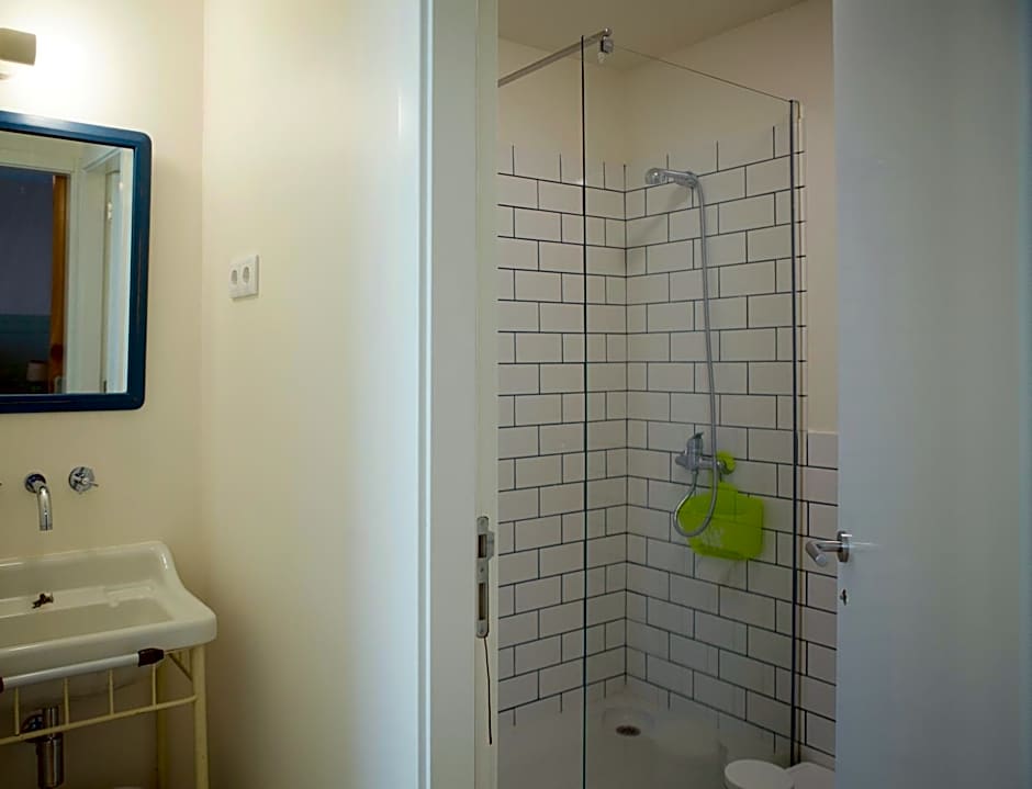 THE HOLY COW - Hostel & Suites