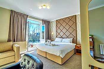 Uno Thames Hotel