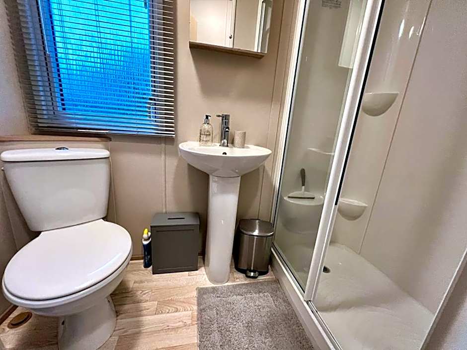 2 Bedroom Lakeview Lodge - Ensuite & Balcony Deck