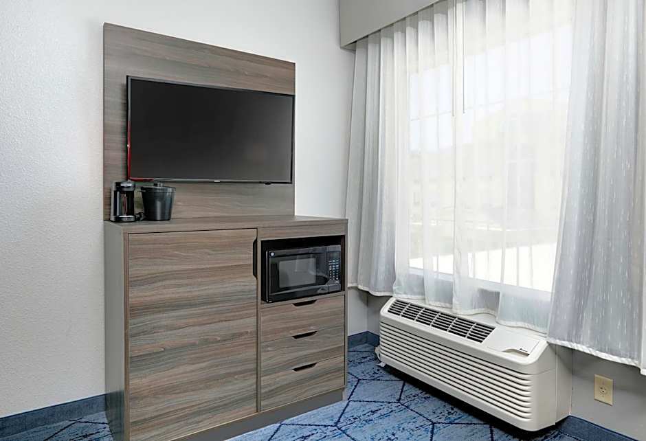 La Quinta Inn & Suites by Wyndham Denton - University Drive