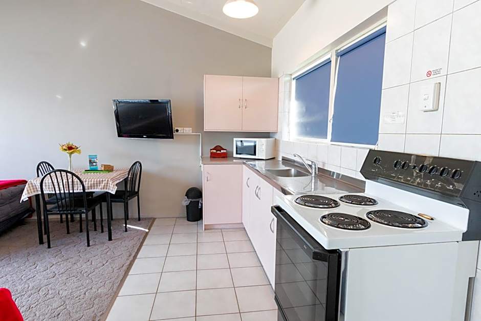 Jack & Di's Waiteti Lakefront Motel