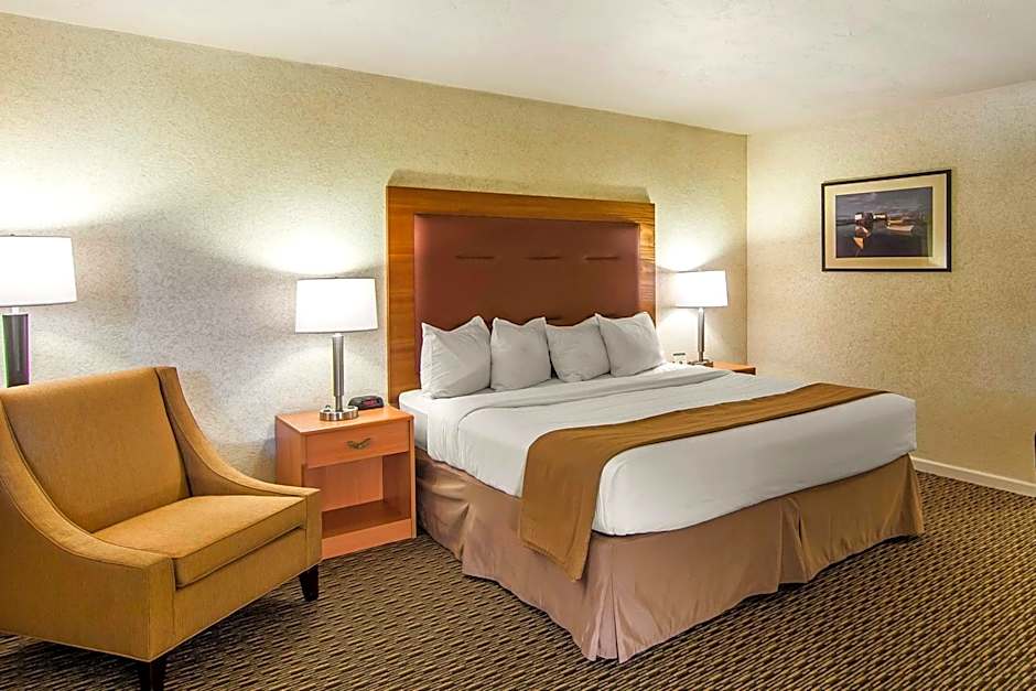 Quality Inn & Suites At Coos Bay