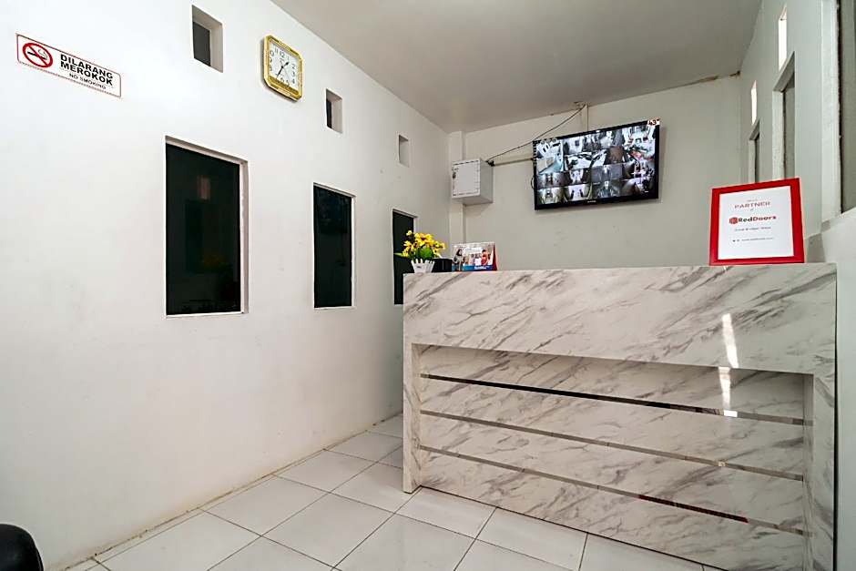 RedDoorz Syariah near Universitas Putra Indonesia Padang