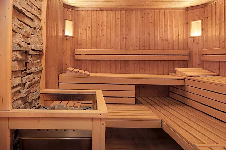 Aparthotel Familiaris - Family Apartments - Pools & Spa in Dolomites